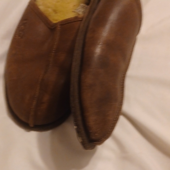UGG Brown Slippers with Soft Leather and Slip-On Design - Picture 7 of 7